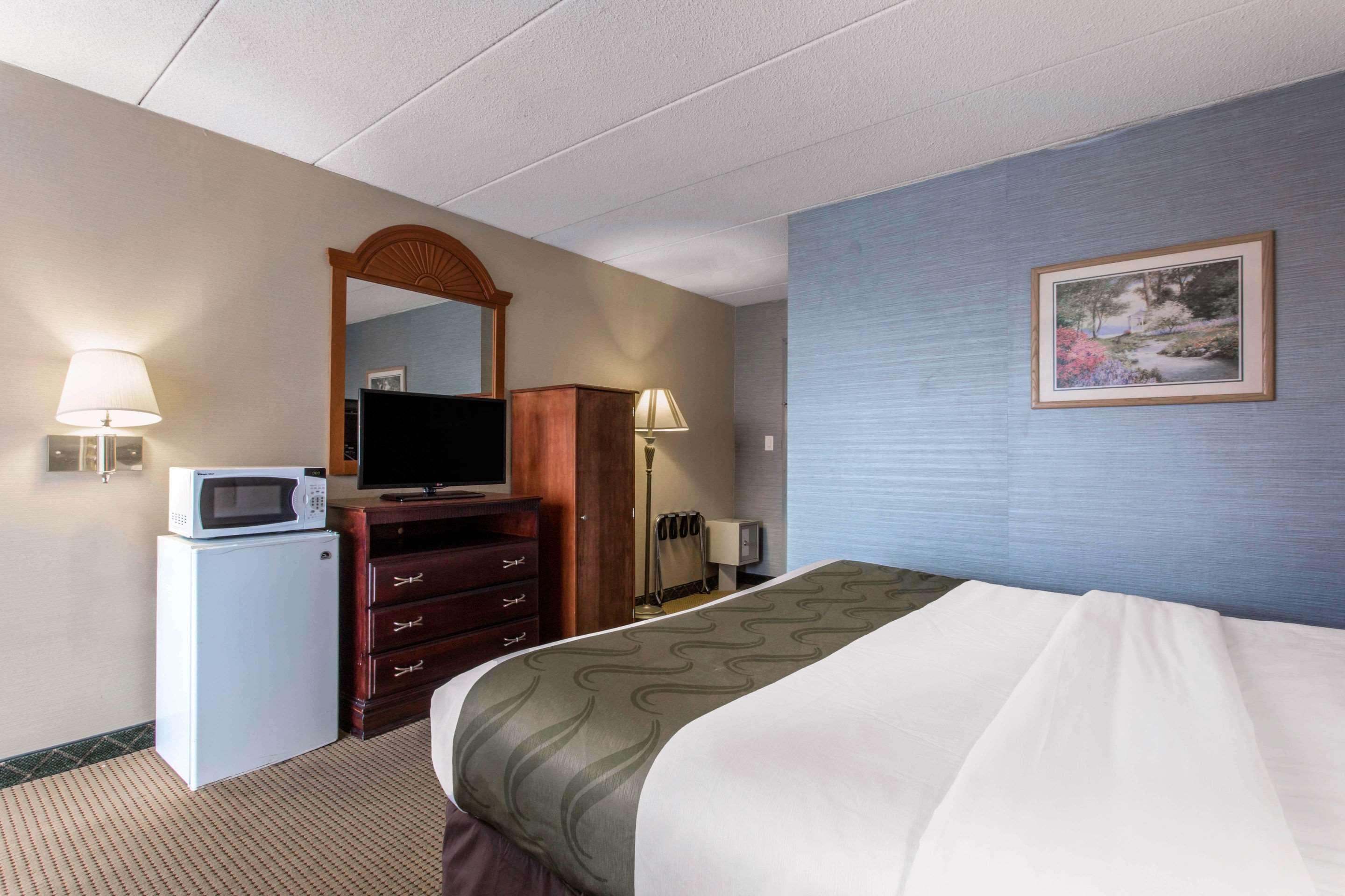 Quality Inn West Springfield Bagian luar foto