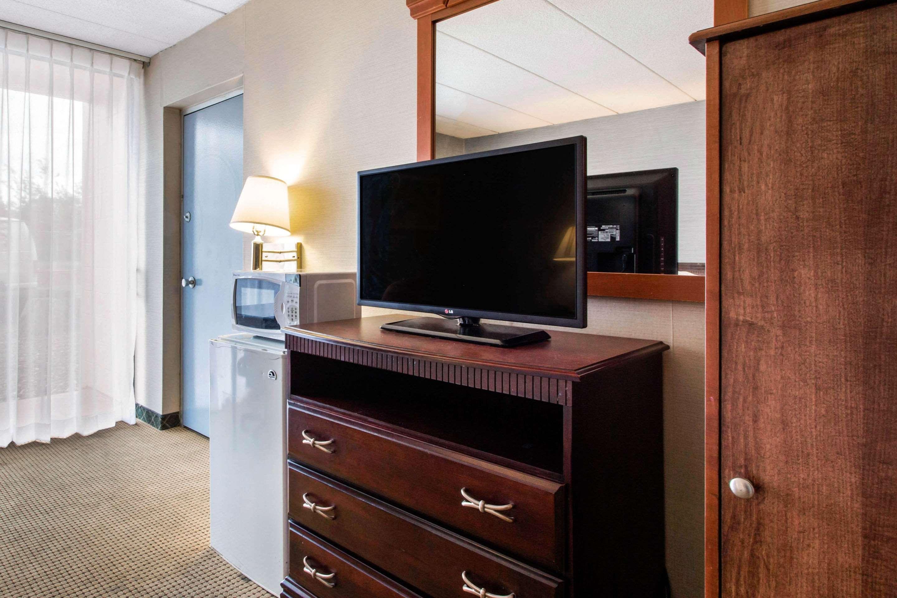 Quality Inn West Springfield Bagian luar foto