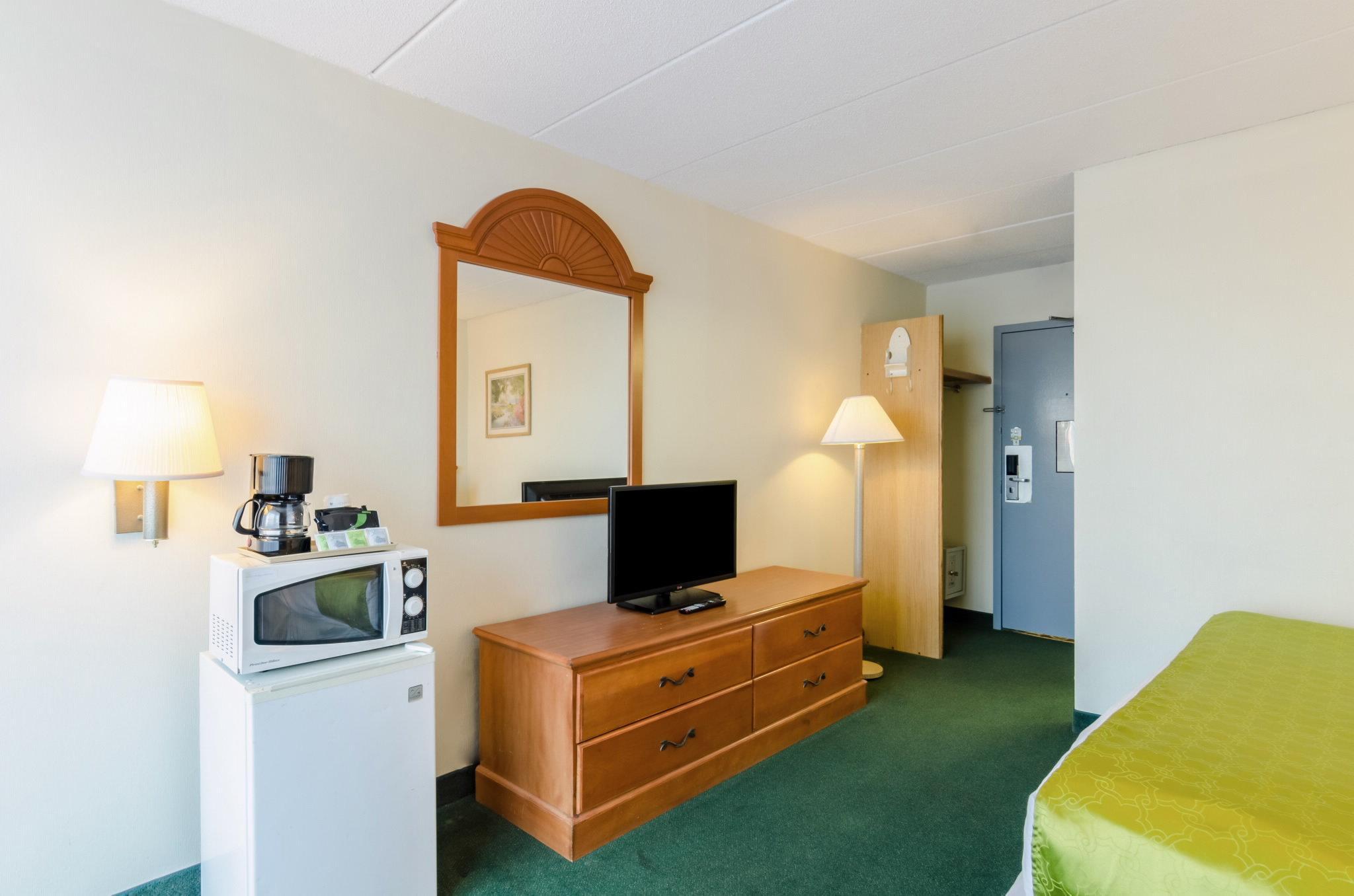 Quality Inn West Springfield Bagian luar foto